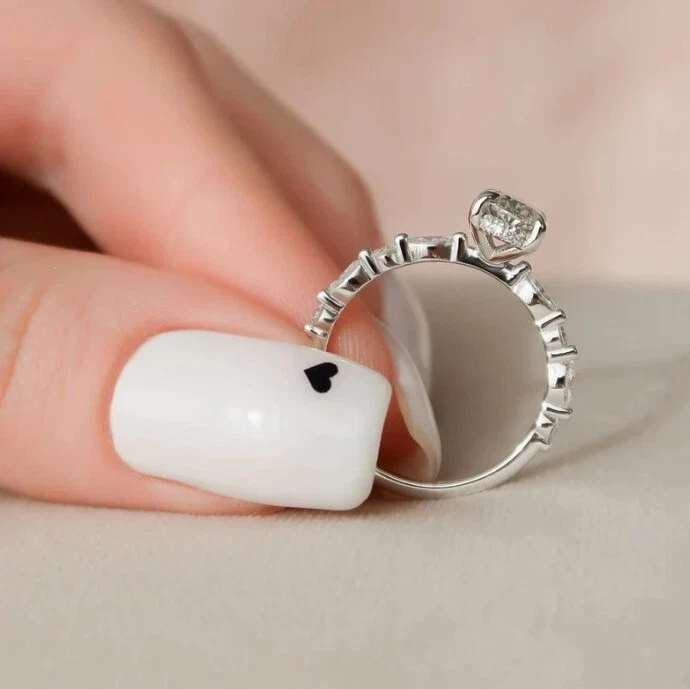 Anillo de compromiso de moissanita de corte ovalado real de oro blanco de 14 quilates de 2,50 TCW Foto 4 de 4