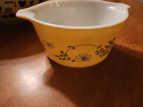 Pyrex Shenandoah Bowl With Clover! Yellow with Green Flowers 473 B