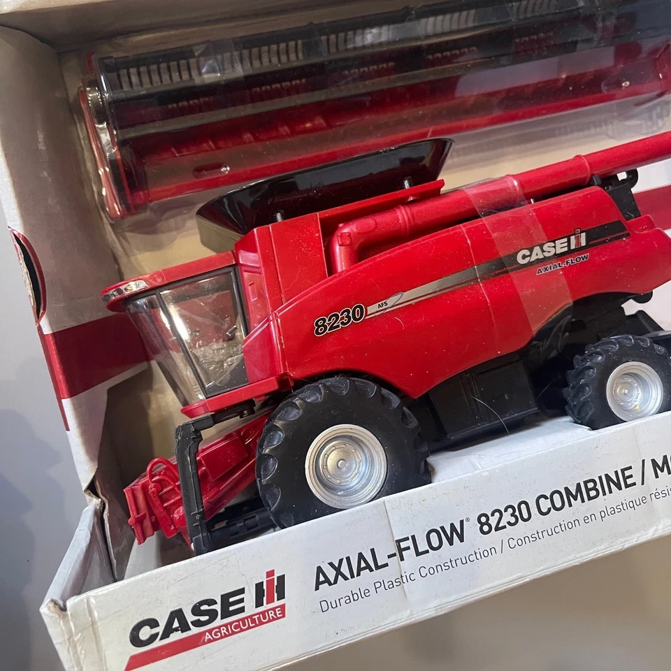 Tomy Case IH Axial Flow 8230 Combine Harvester 1:16 Big Red Farm Series Britain - Image 2 of 4