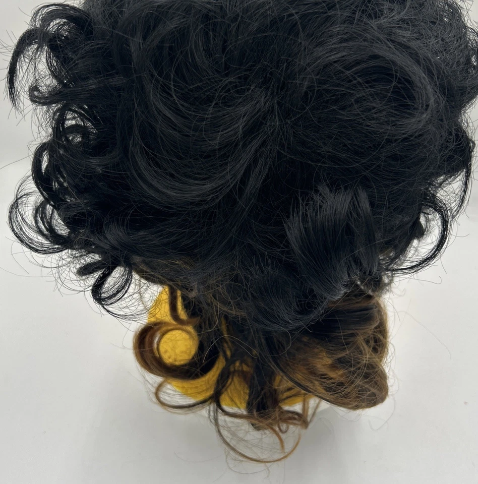 Peluca negra retro corta en capas para mujer con reflejos rojos en la parte posterior Foto 2 de 4