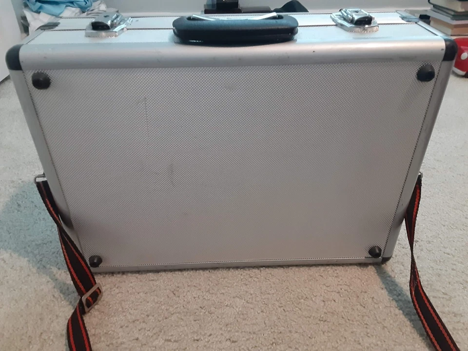 Estuche para cámara de aluminio - duro - con correa extraíble - espuma en el interior Foto 3 de 4