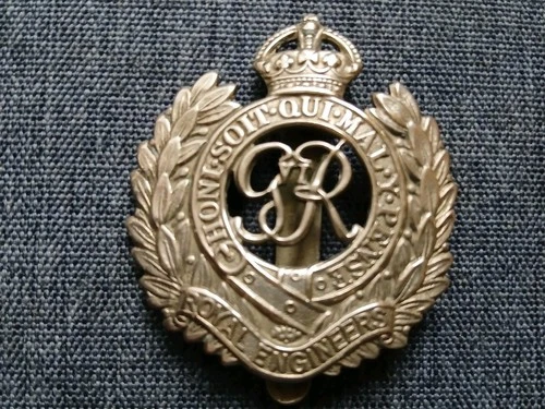 #106 – WW2 ERA ROYAL ENGINEERS GVIR WHITE METAL CAP BADGE