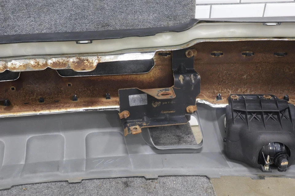 03-07 Chevy Silverado 2500HD Chrome Front Bumper (HVY) with Fog Lights OEM - Imagem 3 de 4