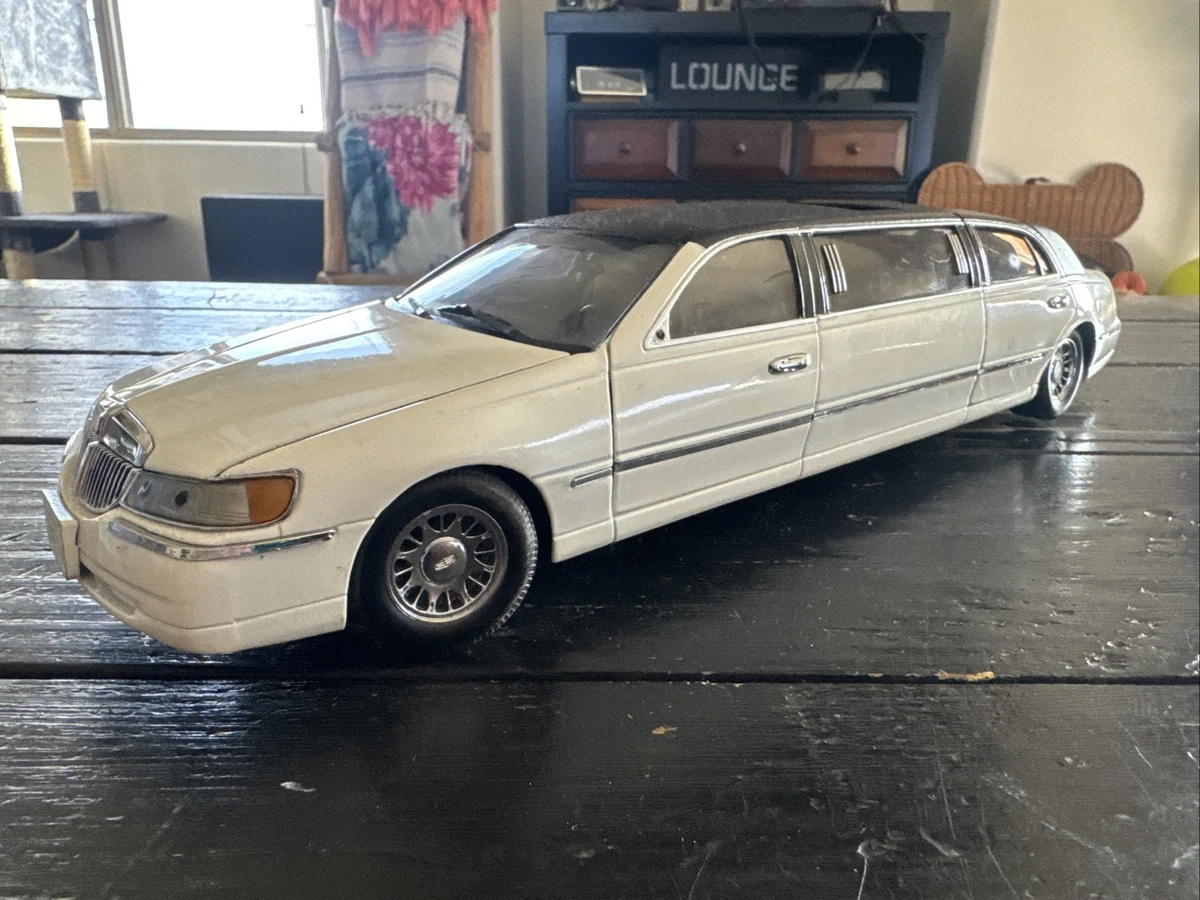 Lincoln Limousine 1/18 Sunstar New Millennium - Blanche - Réf 1260 - Occasion