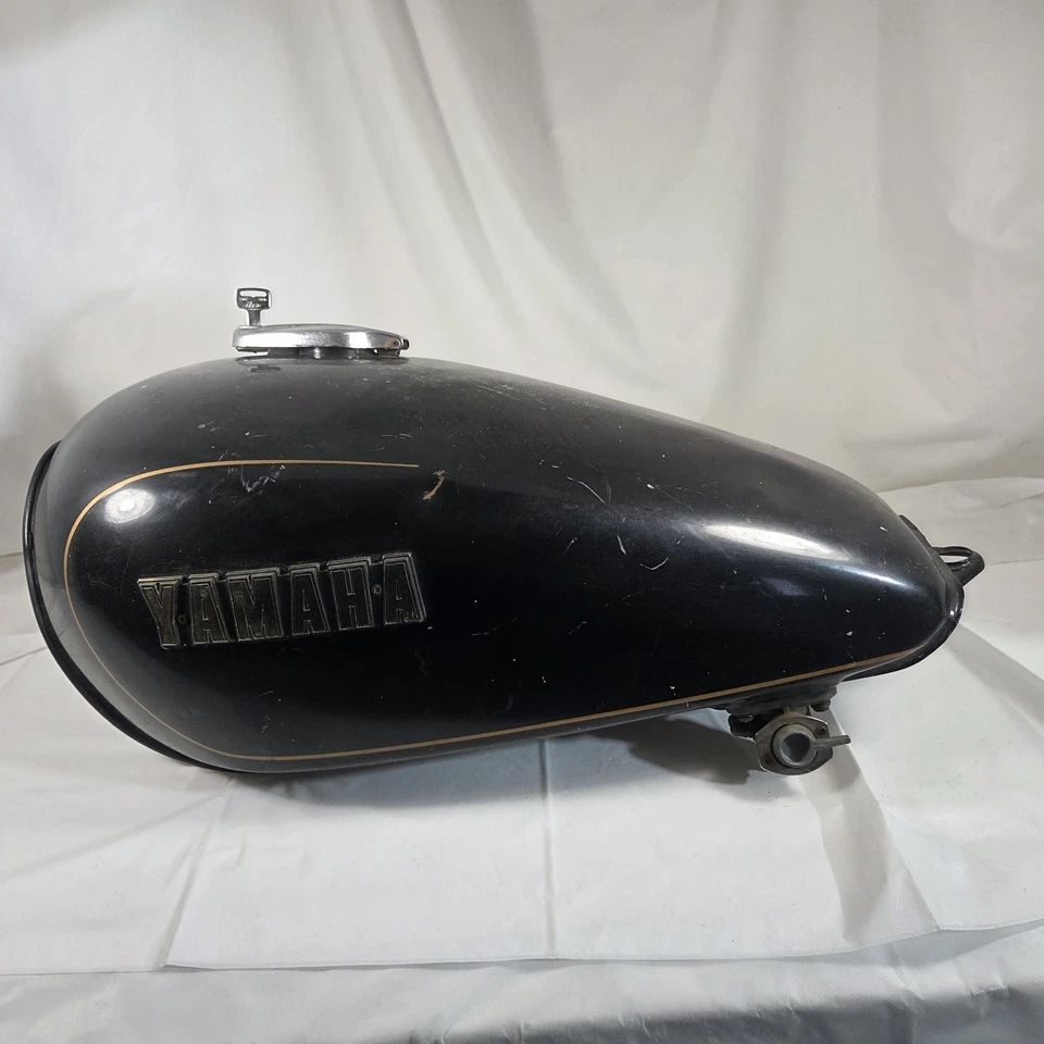 Vintage Yamaha Gas Tank w/ Cap Key Original Taiyo Giken Petcocks Black OEM Race Foto 2 de 4