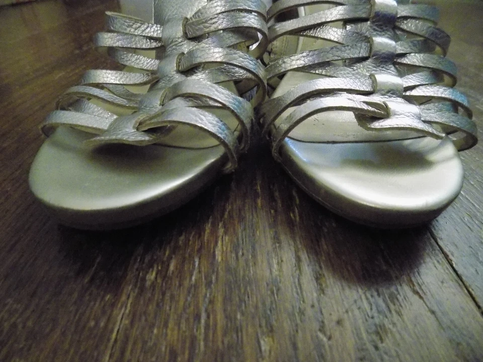 Sandalia de cuña Isaac Mizrahi Live con tiras Fisherman 3,5" brillante granulada plateada 10 Foto 4 de 4