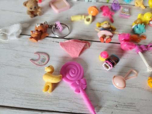 Lotto bambola Barbie Kelly Baby Bears bottiglie anatre giocattoli Lolipops Kelly Chelsea taglia - Foto 9 di 11