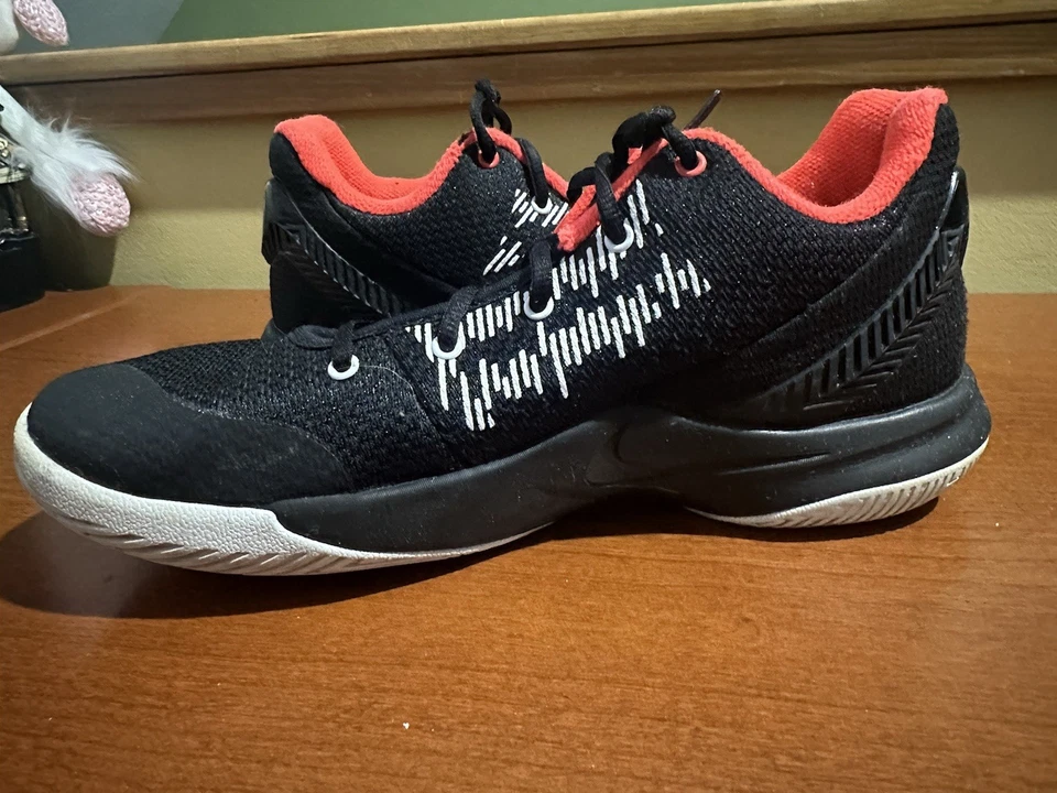 Nike Kyrie Flytrap 2 Hombres Talla 8 Zapatos de Baloncesto Tenis 'Bred' AO4436-008 Foto 4 de 4