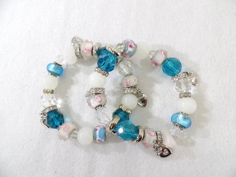 2 Armbänder mit Stretch - Einsatz türkis weiß rose Perlen Straßsteine 3 Herzen - Bild 2 von 4