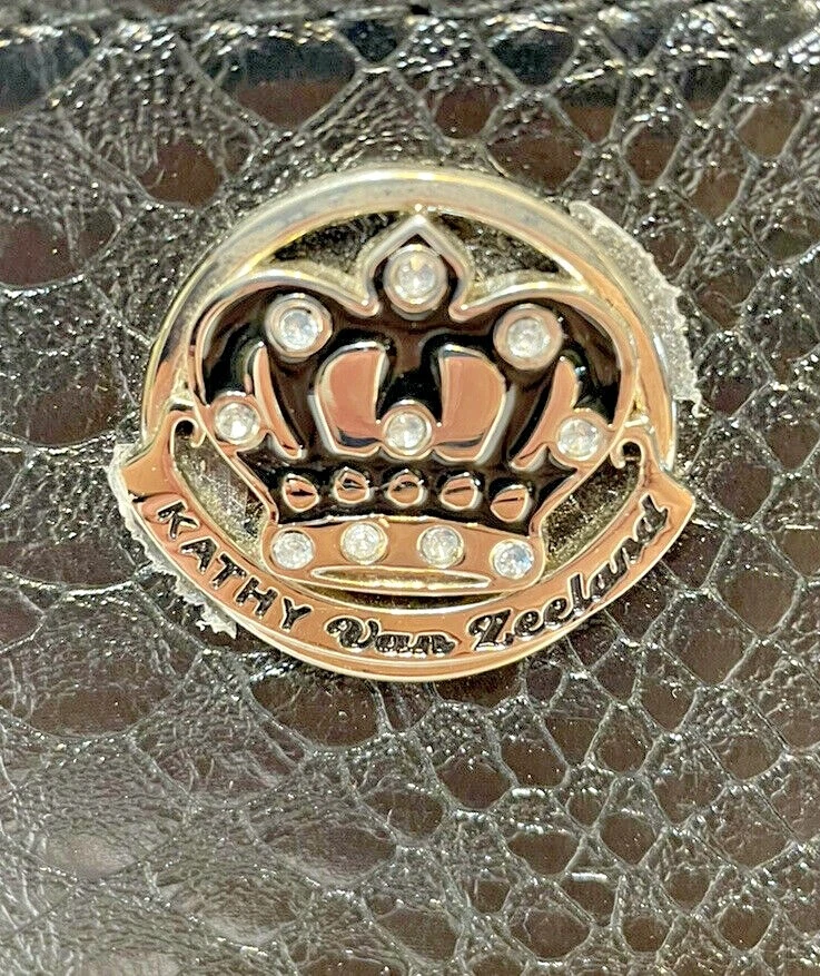 Bolsa cosmética Kathy Van Zeeland con cremallera estampado animal en relieve negra 8,75 x 5 Foto 2 de 4