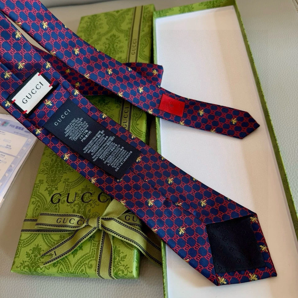 New Gucci Bees Pattern Red Silk Tie 3*58in - Image 4 of 4