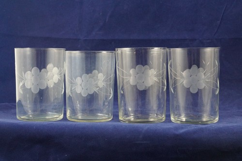 Gorgeous Vtg Glass Pitcher and 4 Cups Etched Flowers & Leaves Blown Glass Handle - Picture 11 of 12