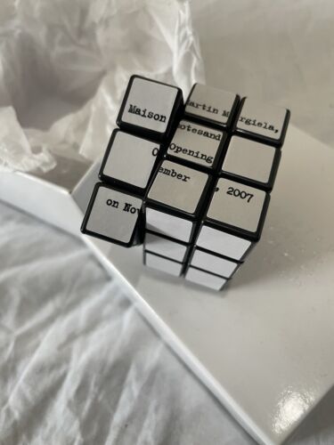 Cubo de Rubik de apertura Maison Martin Margiela Omotesando - Imagen 3 de 5