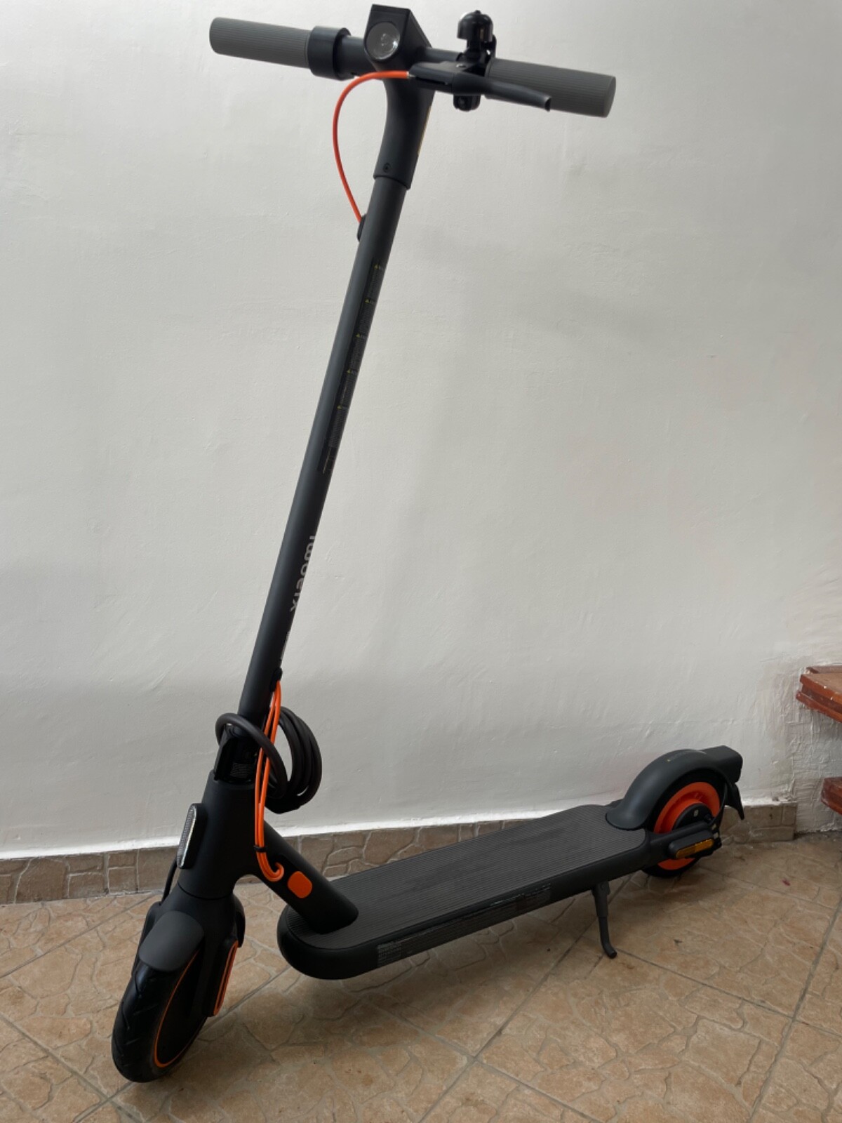 Trottinette électrique Xiaomi 4Go connectée avec cadenas noir