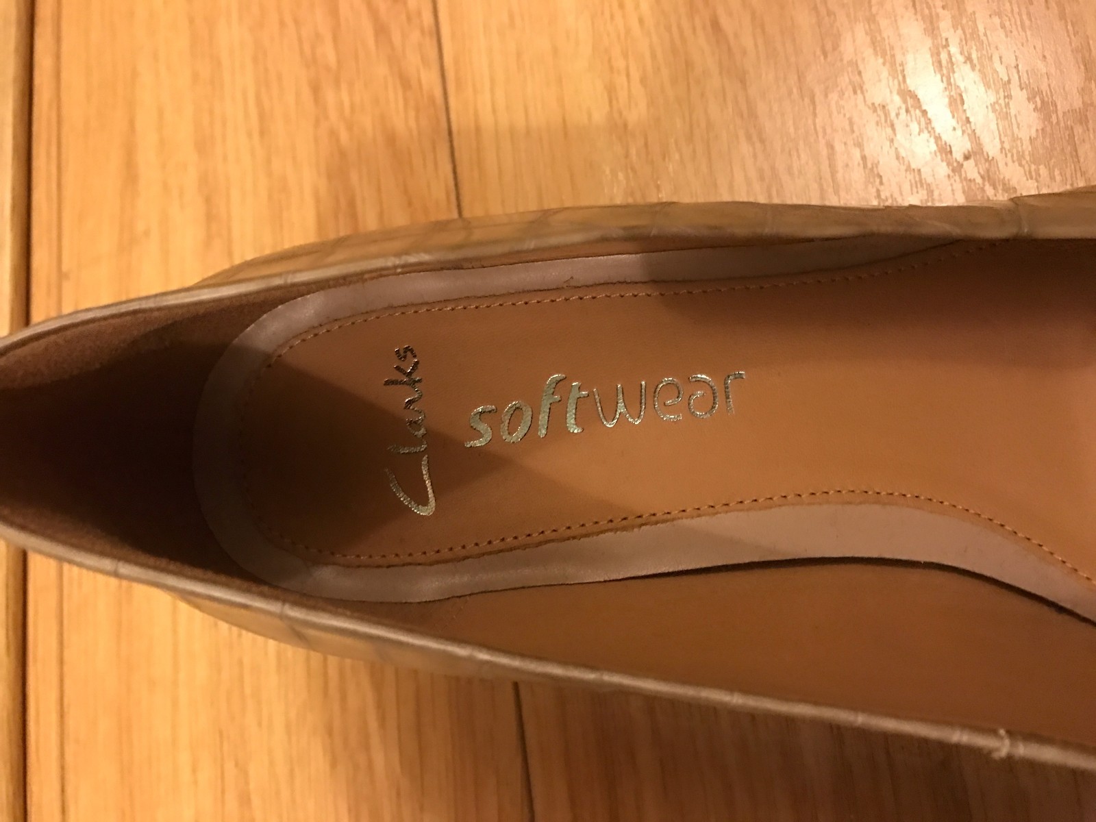 NUOVE Clarks tacco scarpe con tacco Clarks in pelle misura 7.5 b242bf NUOVE Clarks tacco scarpe con tacco Clarks in pelle misura 7.5 b242bf
