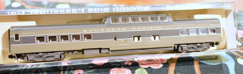 N Scale KATO Southern Pacific Smoothside Passenger Coach-Vista Dome #3602 EX