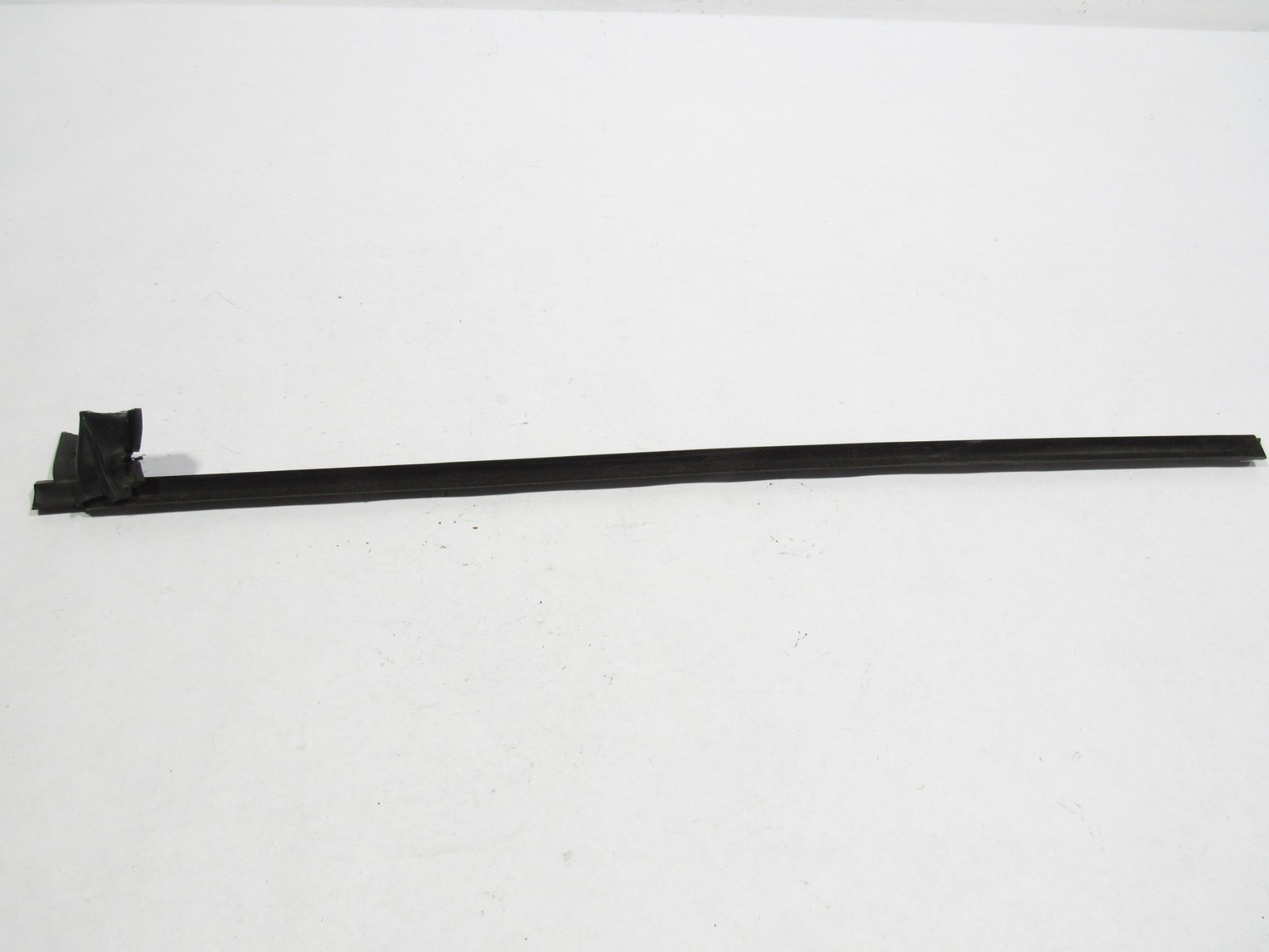 02-06 Maserati Coupe GT 2004 Front Right Passenger Door Belt Molding Seal |