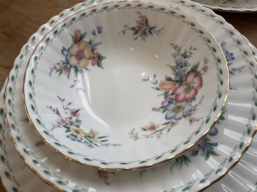 ROYAL ALBERT CONSTANCE 4 X DINNER PLATES SOUP & DESSERT BOWLS USED CONDITION - Picture 10 of 21
