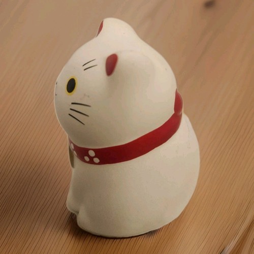 Japan brand Yakushigama ceramic Meneki Lucky Cat (white) 薬師窯錦彩招財貓 - Picture 2 of 5