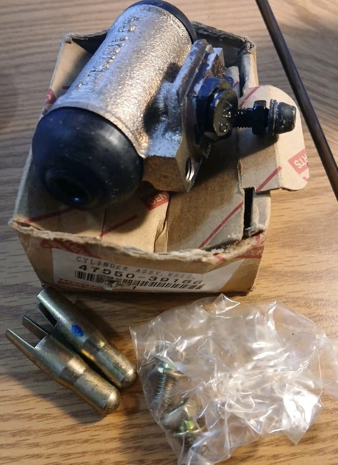 Cilindro de freno trasero Toyota NOS 47550-39166 Foto 2 de 4