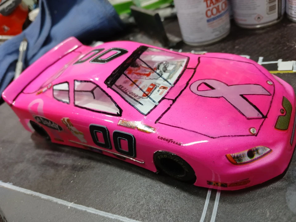 Coche tragamonedas de carreras de 4 1/2 pulgadas con advertencia sobre el cáncer de mama, librea Go Daddy. Foto 4 de 4