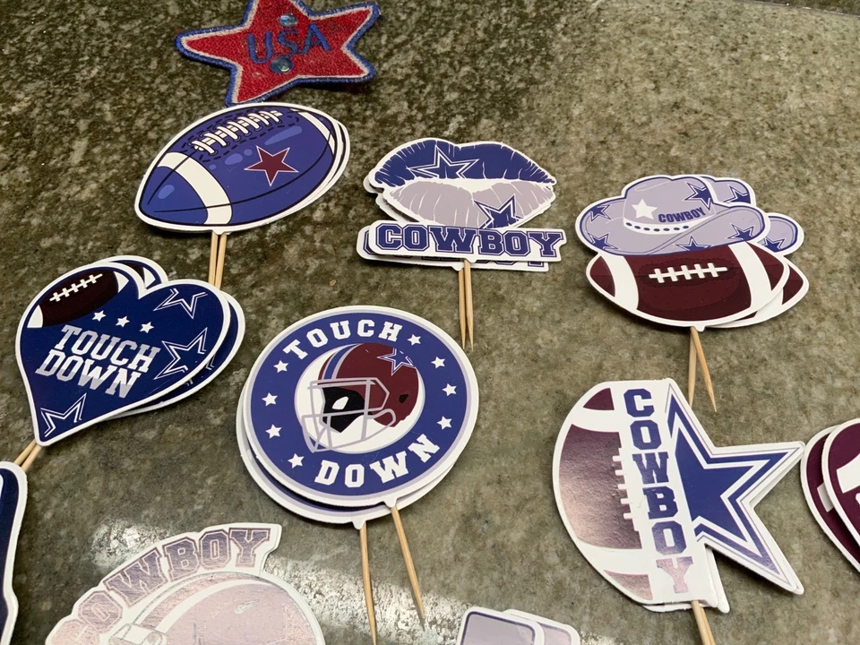 Juego de 24 cascos de vaquero Dallas Cowboys Cupcake Toppers. #1, balones de fútbol, etc. Foto 2 de 3