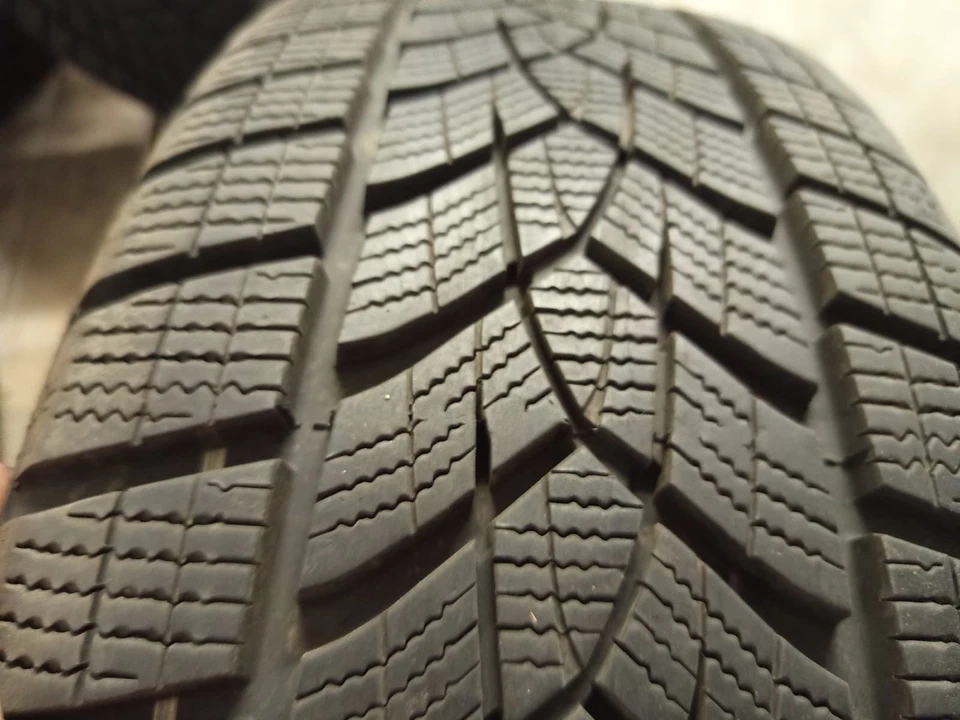 VW ID.3 Winterreifen 215/50 R19 93H Goodyear VW iID.3 Winterreifen 7mm - Bild 3 von 4