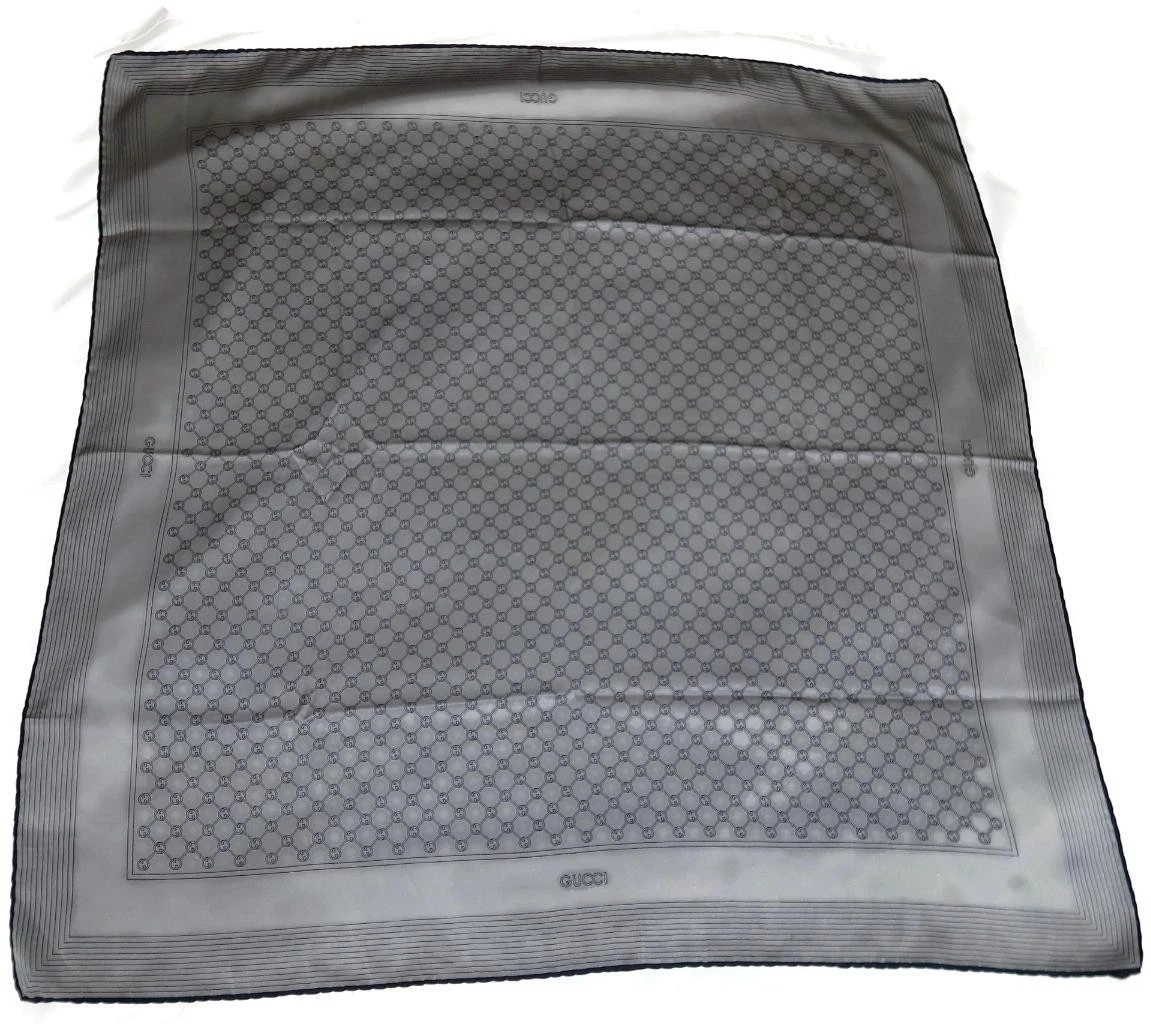 Foulard carré en soie signature GUCCI, gris marine 7, motif GG imbriqué, 34
