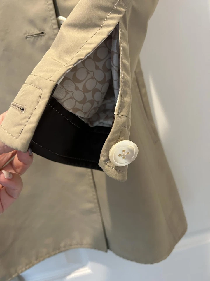 Gabardina para mujer Coach caqui de doble botonadura Foto 3 de 4