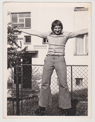 Liebevoller gutaussehender junger Mann, der seine herzliche Umarmung anbietet...