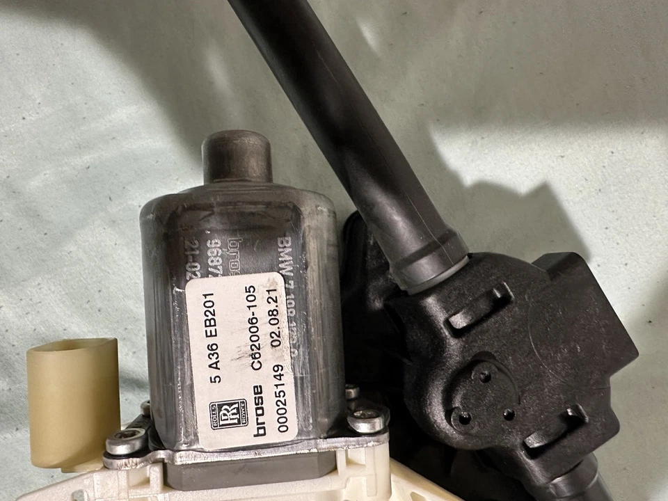 ACTUADOR/MOTOR DE CIERRE SUAVE PUERTA TRASERA ROLLS ROYCE CULLINAN Foto 2 de 3