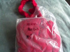 195g of merino raw wool, burgundy