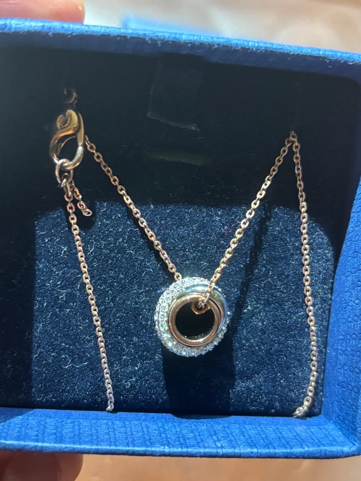 Nuevo en caja Collar/Colgante Swarovski Platino Rodio Oro Rosa Nudo - Envío y devolución gratuitos Foto 2 de 4