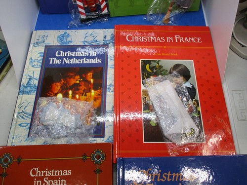 6 different Christmas around the World Books (Hardcover 1980/81) with ornaments - Picture 3 of 4