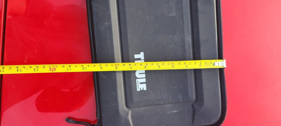 Funda protectora de transporte Thule Gauntlet MacBook Pro Foto 3 de 4