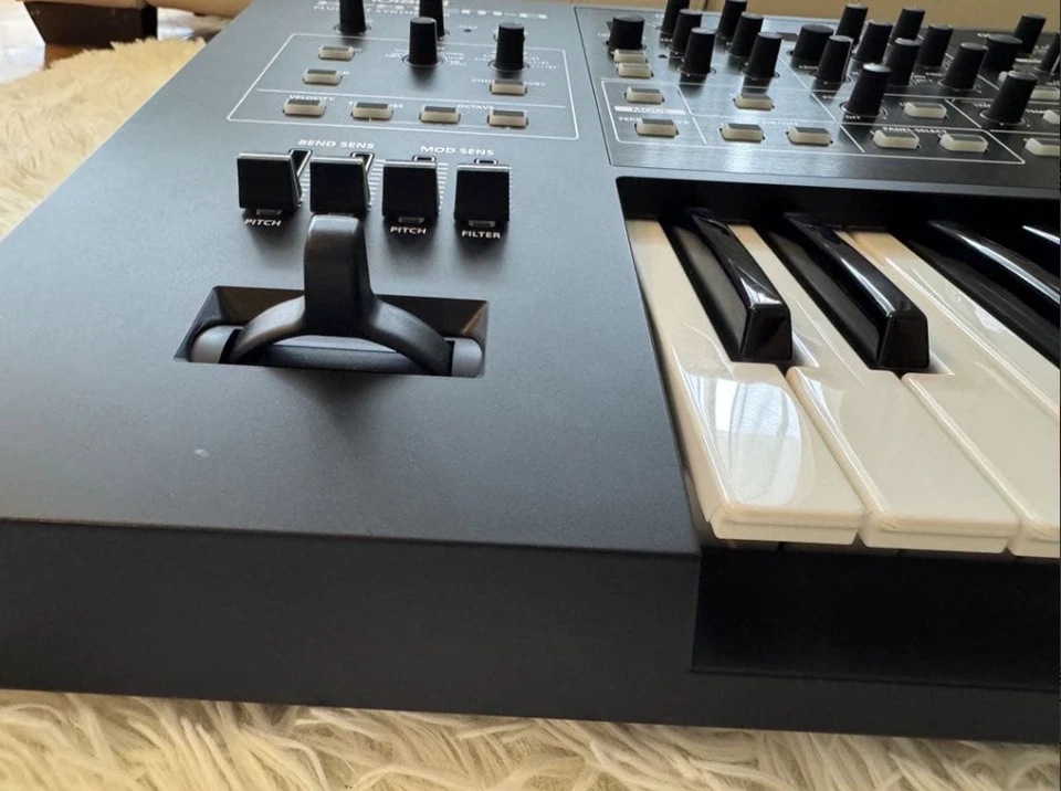 Roland SYSTEM-8 PLUG-OUT SYNTHESIZER 49-Key USB Audio / MIDI Interface - Image 3 of 4