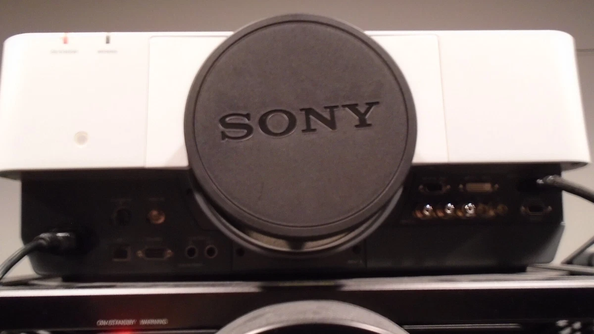 Sony VPL-FHZ700L Movie Projector 7000 lumens 1080P WUXGA VPLL-Z4011 Lens  not 4k