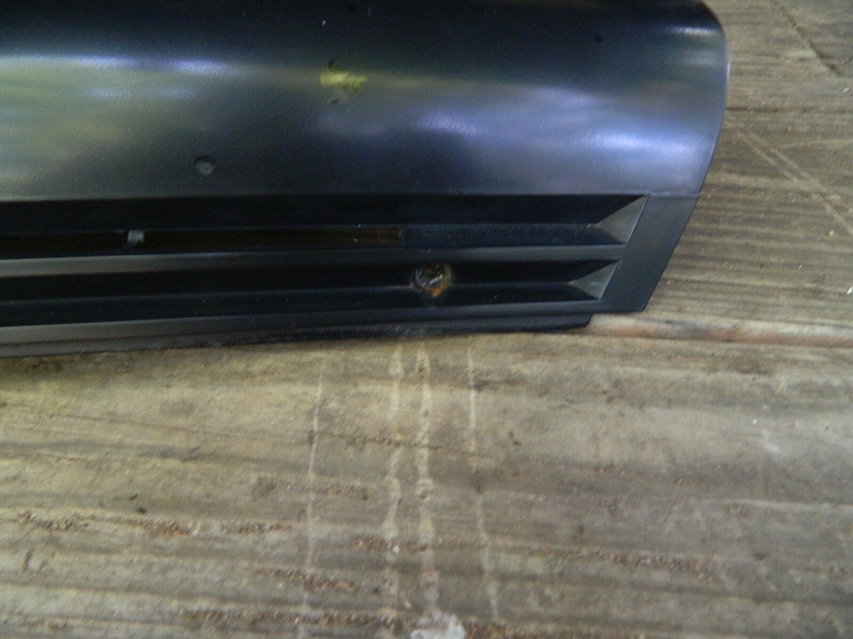 1👈1995-'99 Small Rear Roof Air Vent for Suburban, Tahoe or Yukon P/N