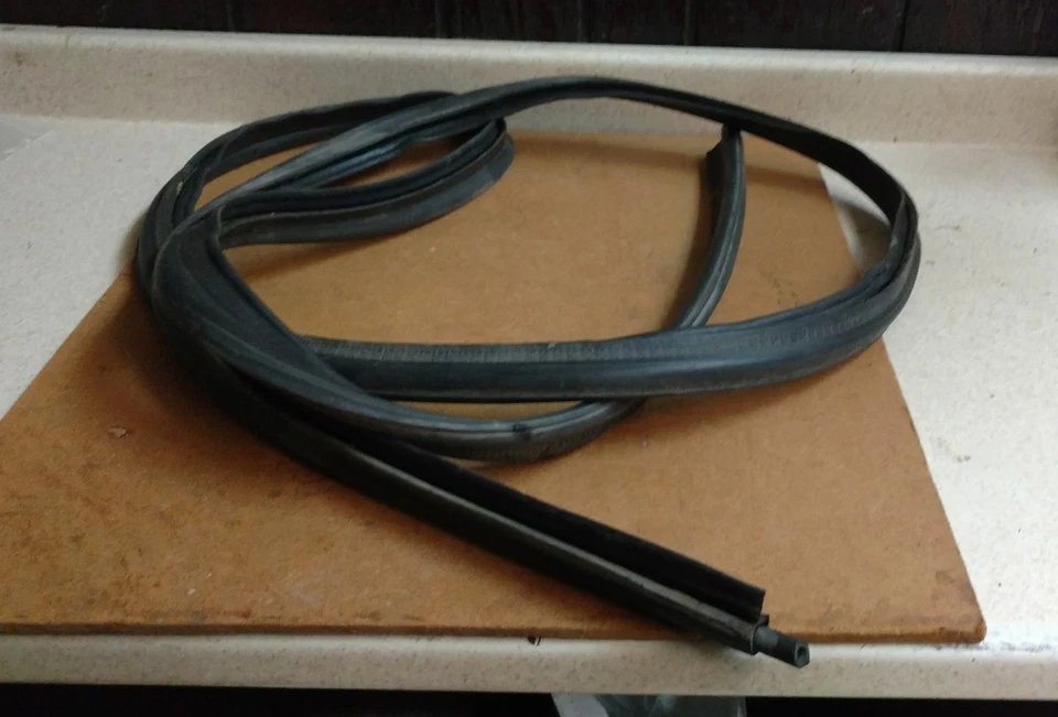 1999 年 Oldsmobile Alero Trunk Lid Weaterstrip — 第 2/3 张图片