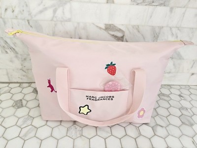 Marc Jacobs Daisy Fragrance Promo Duffel Bag & Matching PopGrip Gift Set New