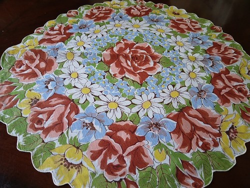 Vintage Floral Hankie Handkerchief Round Scalloped Edges Daisies, Roses - Picture 7 of 7