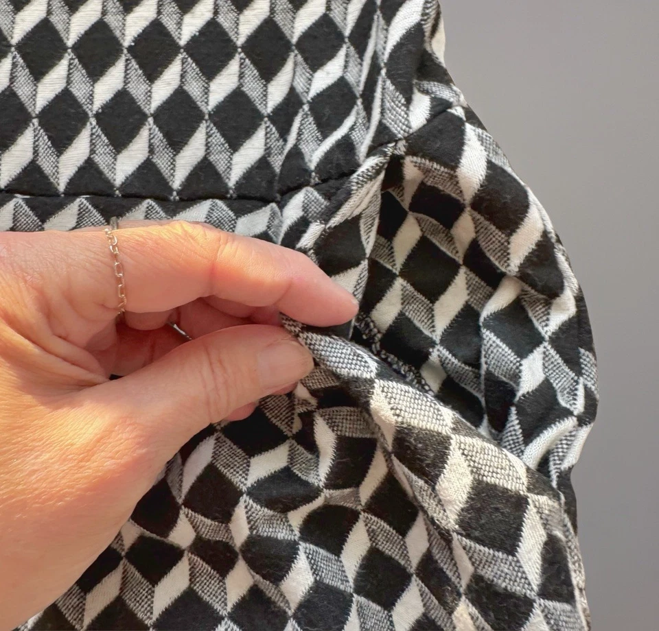 ZARA Mameluco Mujer Pequeño Blanco y Negro Geo Estampado 1 Pieza Cremallera Pantalones Cortos Jersey Foto 3 de 4