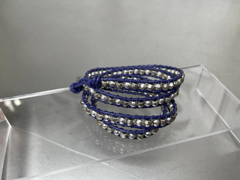 Pulsera envolvente ajustable de cuero púrpura y hematita facetadas Foto 2 de 4