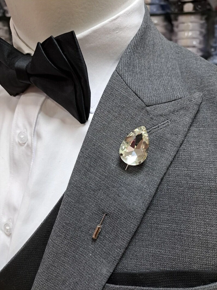 Pin solitario de solapa de compromiso de 7 quilates corte pera zafiro blanco en plata 935 para hombre Foto 3 de 4