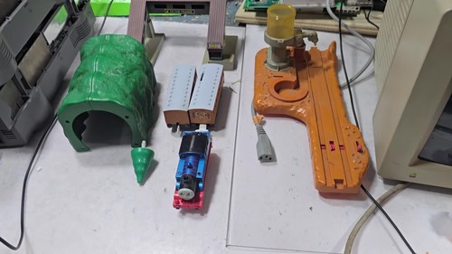 TOMY Thomas Trackmaster Blue/Gray Track & Train Risers Straight Curve w/Extra - Video 1 of 1