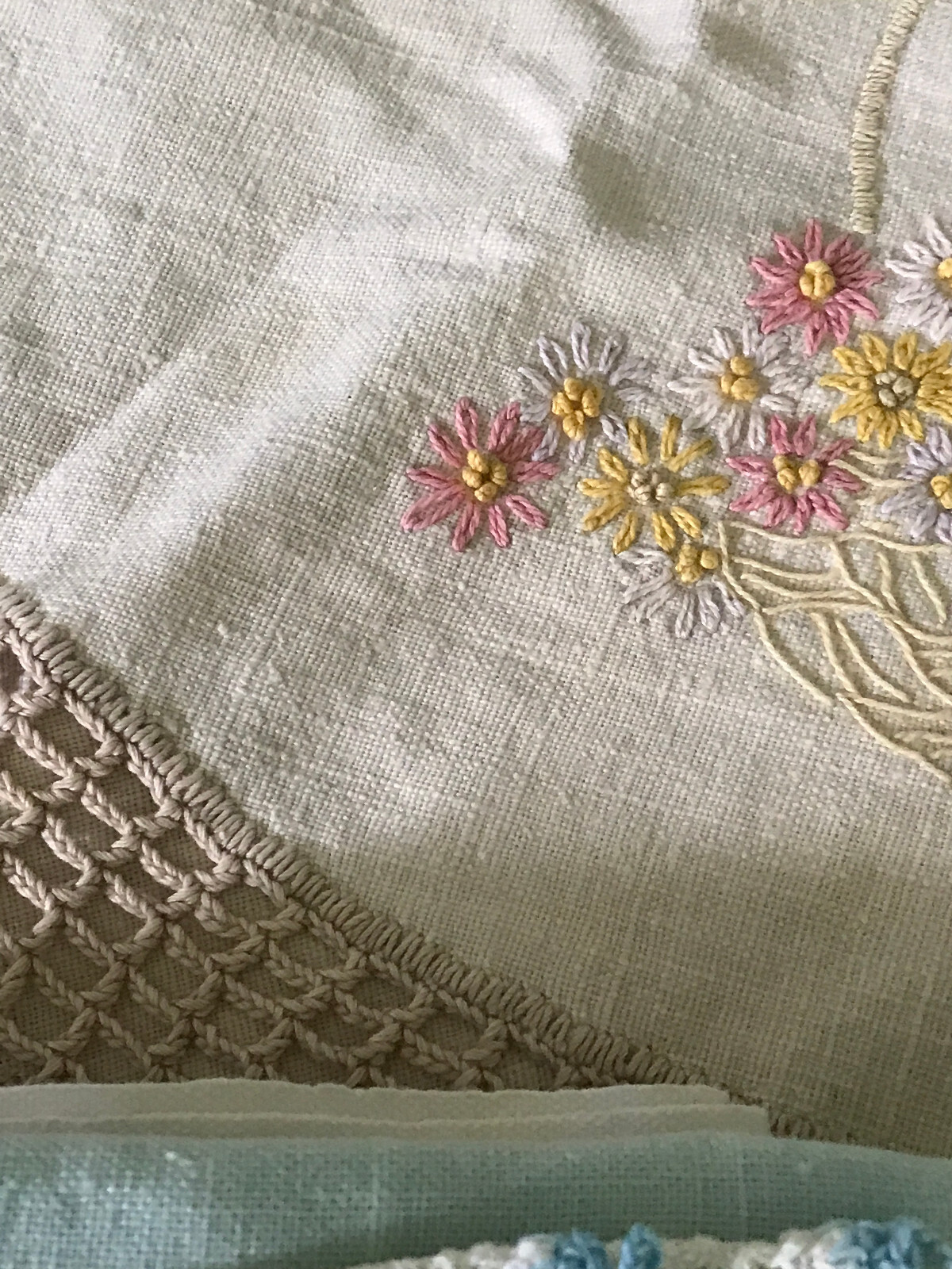 6 Vtg Pcs Round Embroidered Table Cloth w/Crochet Edge. Dresser Scarf