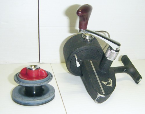 Vintage D.A.M. Quick Left-Handed Spinning Fishing Reel Model: 220N - Picture 7 of 11