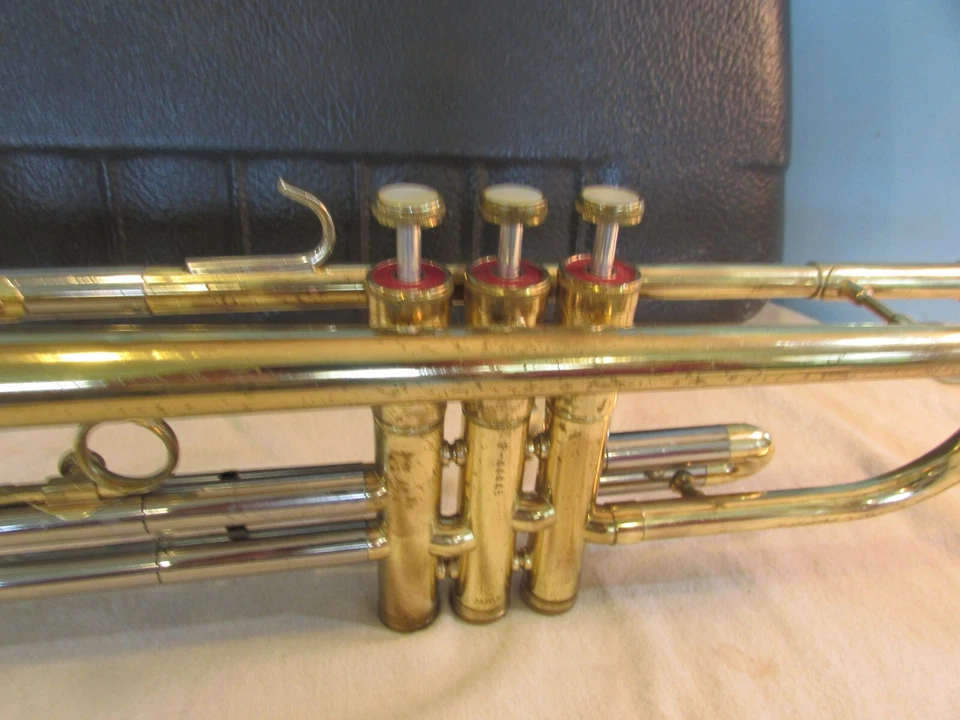 TROMPETA VINTAGE--CON ESTUCHE BOQUILLA GOLD CONN Student bach 7c Foto 4 de 4
