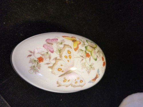 Avon fine porcelain Trinket Egg  with 22 K gold trim Savon 1974 - Afbeelding 1 van 6