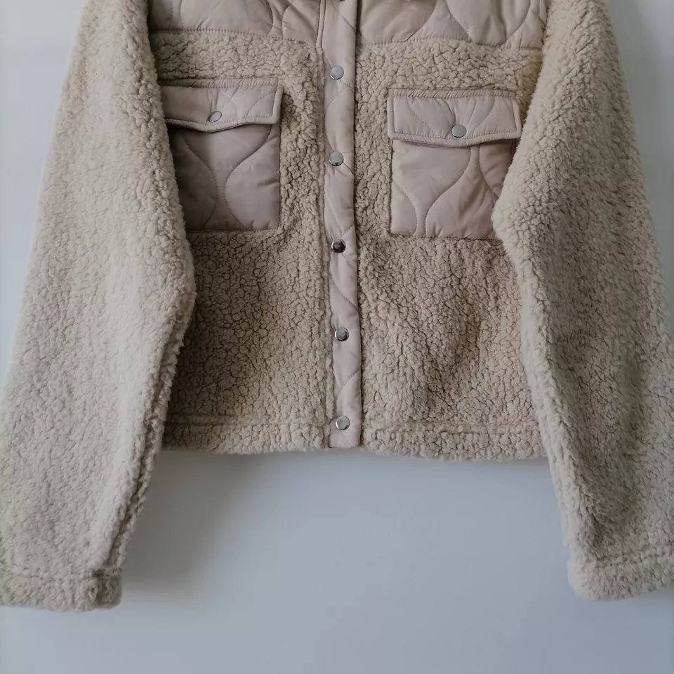 Chaqueta corta Sherpa con cuello caído beige al hombro talla XL casi famosa para mujer Foto 3 de 4